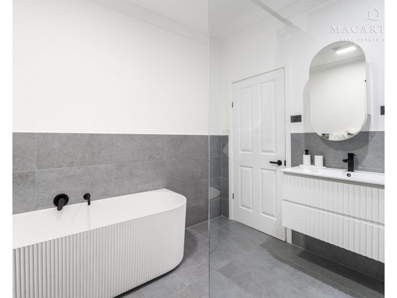 14 Manoora Avenue, Mount Austin NSW 2650