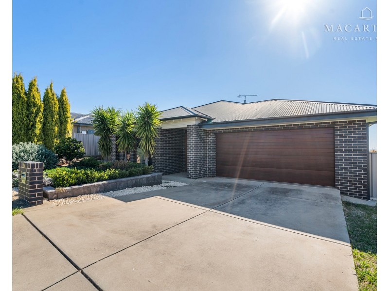 10 Pooginook Place, Bourkelands NSW 2650