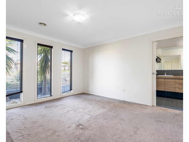 10 Pooginook Place, Bourkelands NSW 2650