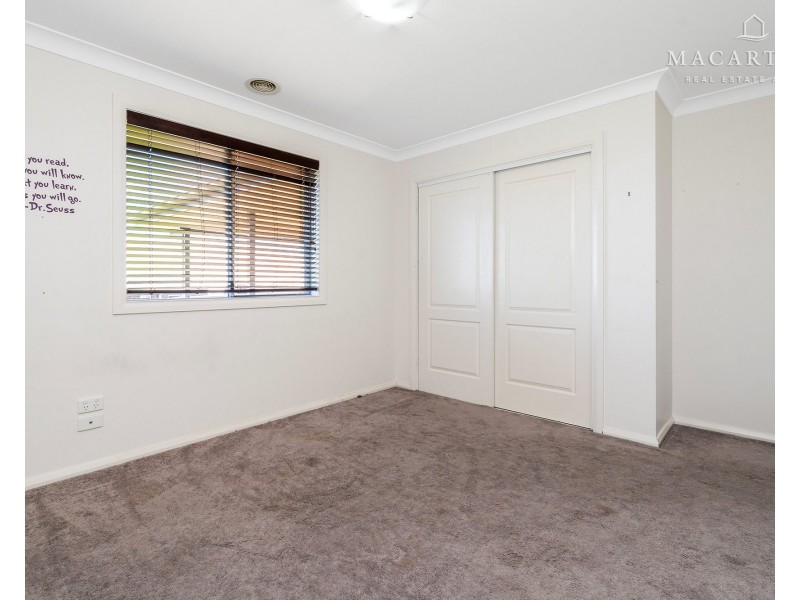 10 Pooginook Place, Bourkelands NSW 2650