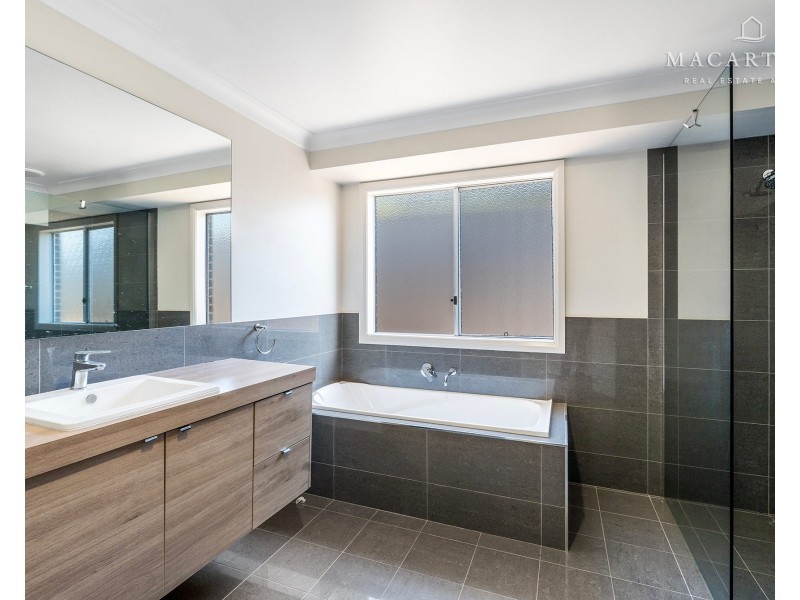 10 Pooginook Place, Bourkelands NSW 2650