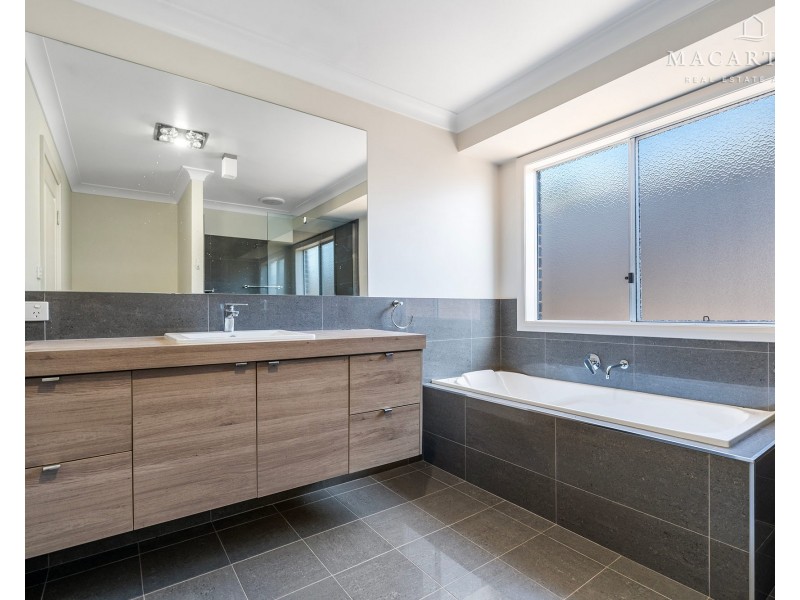 10 Pooginook Place, Bourkelands NSW 2650