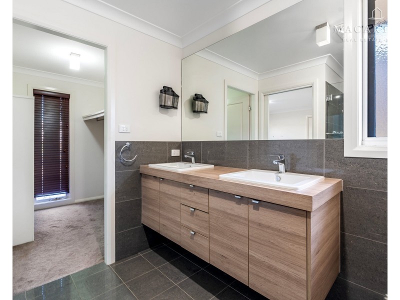 10 Pooginook Place, Bourkelands NSW 2650