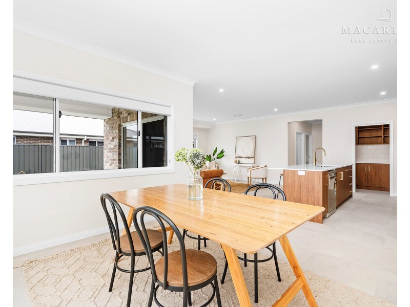 24 Lacebark Drive, Forest Hill NSW 2651