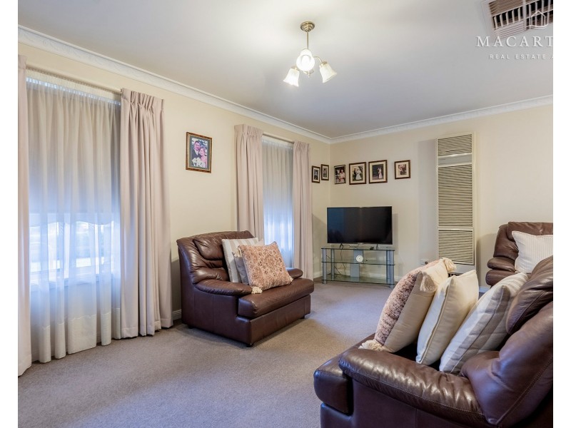 8 Yentoo Drive, Glenfield Park NSW 2650