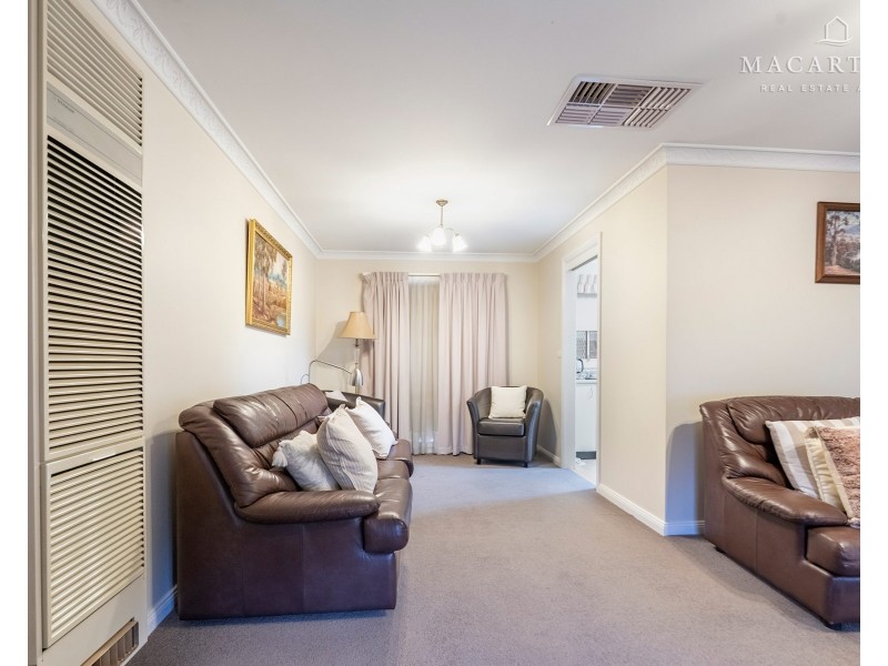 8 Yentoo Drive, Glenfield Park NSW 2650