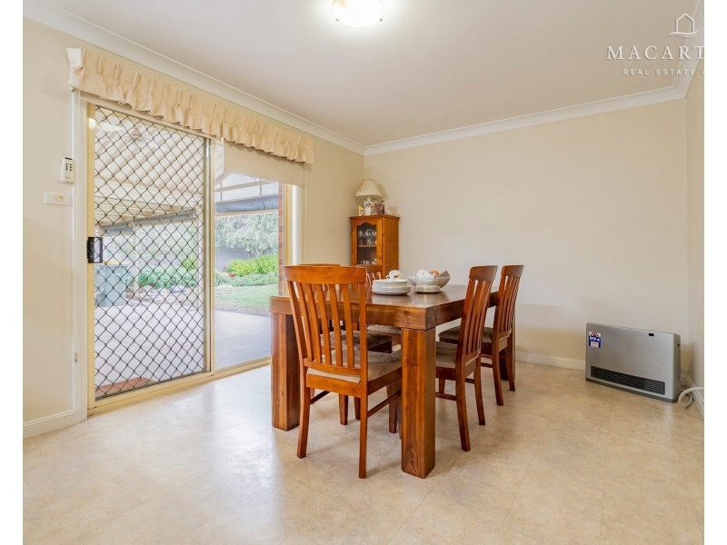 8 Yentoo Drive, Glenfield Park NSW 2650