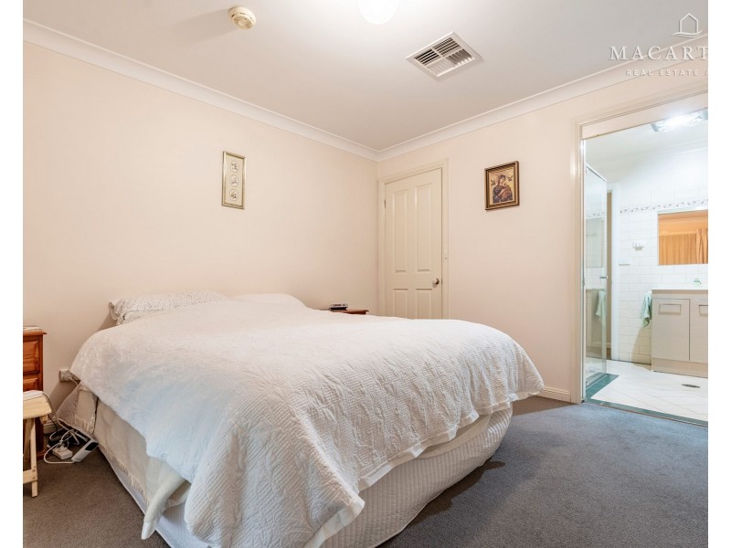 8 Yentoo Drive, Glenfield Park NSW 2650