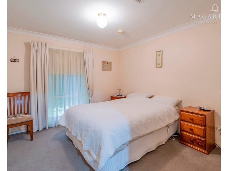 8 Yentoo Drive, Glenfield Park NSW 2650