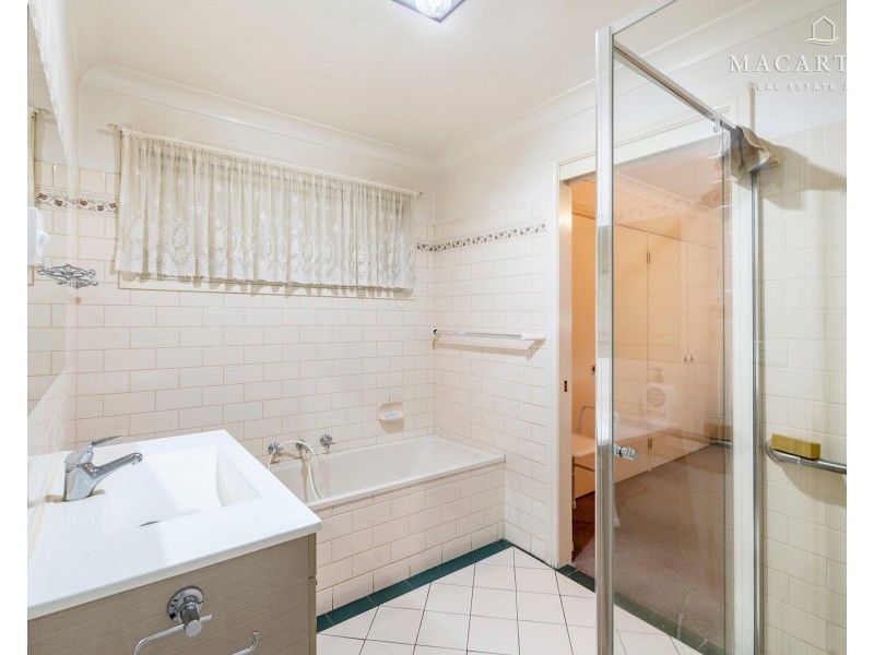 8 Yentoo Drive, Glenfield Park NSW 2650
