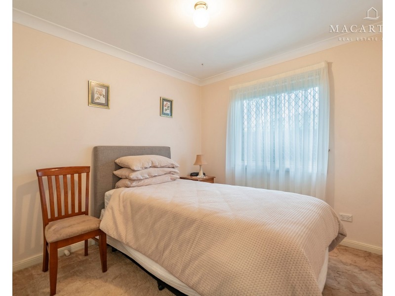 8 Yentoo Drive, Glenfield Park NSW 2650