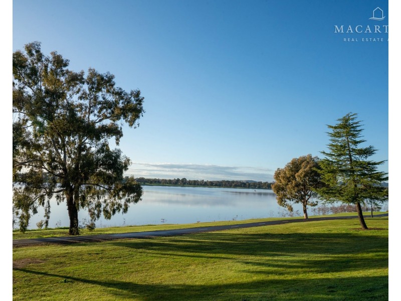 2 Coachwood Drive, Lake Albert NSW 2650