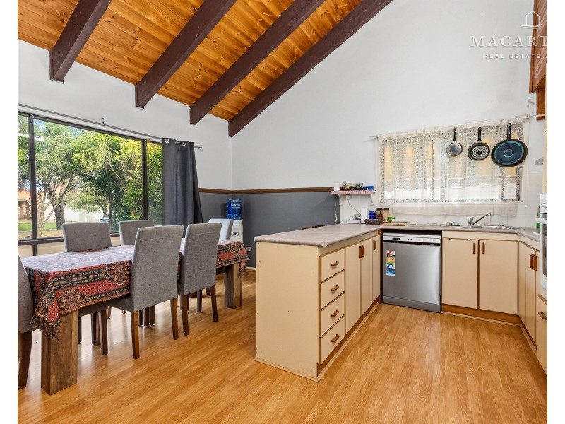 17 Grevillea Crescent, Lake Albert NSW 2650