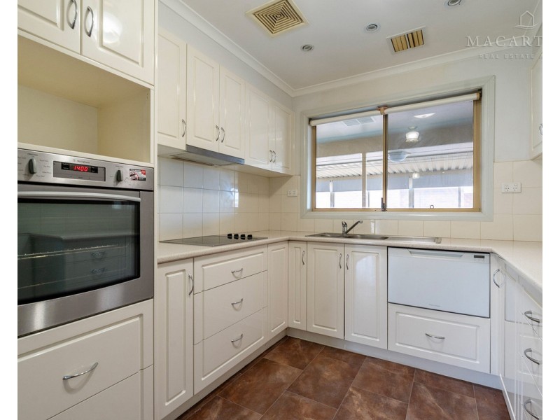 1 Gunyah Place, Glenfield Park NSW 2650