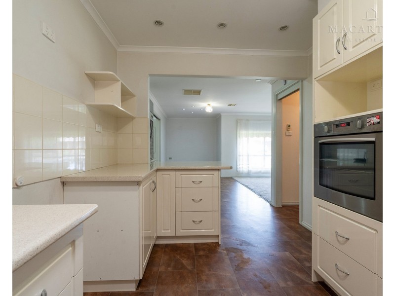 1 Gunyah Place, Glenfield Park NSW 2650