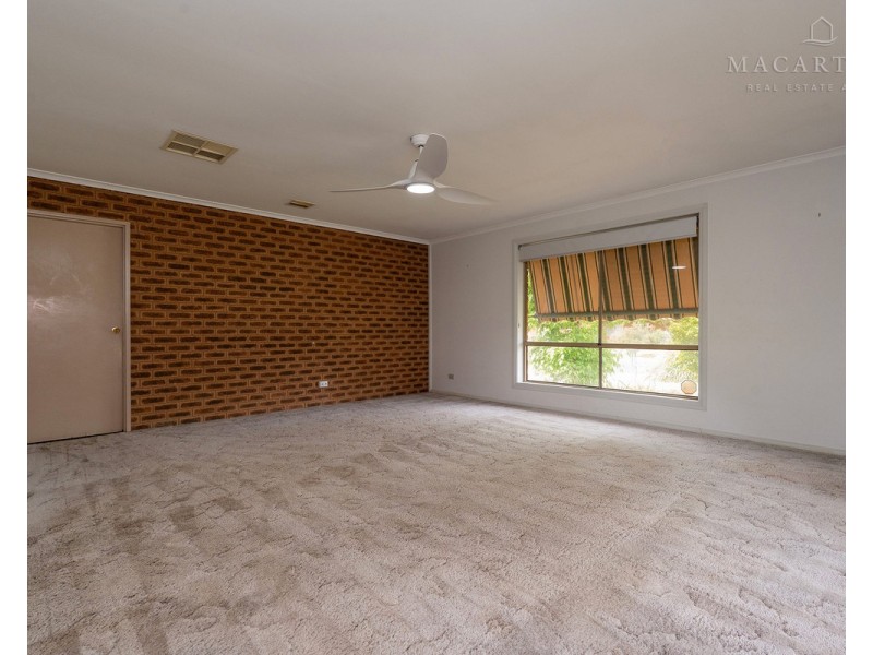 1 Gunyah Place, Glenfield Park NSW 2650