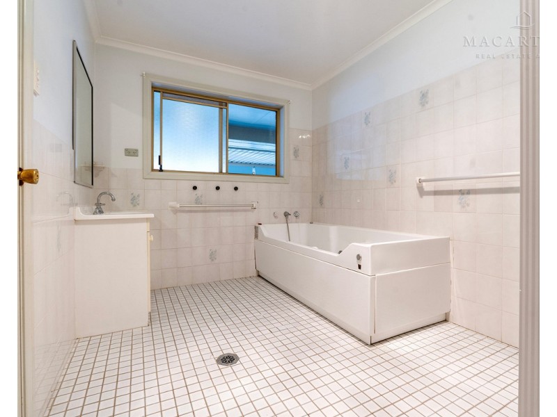 1 Gunyah Place, Glenfield Park NSW 2650
