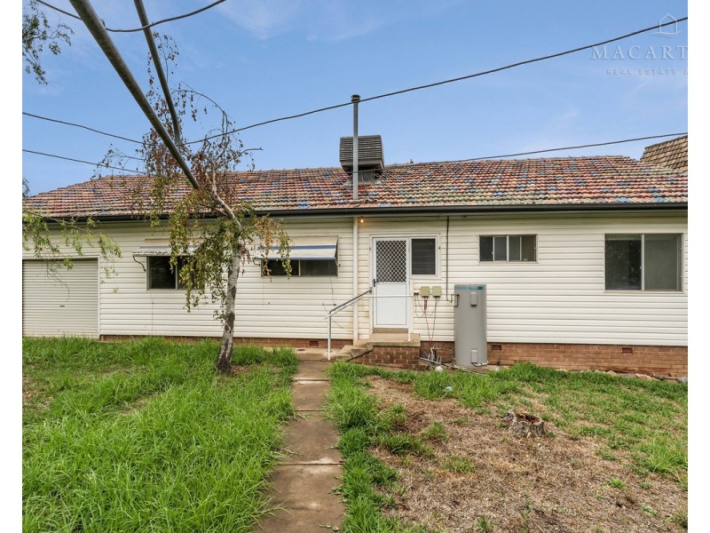 4 Kennedy Avenue, Kooringal NSW 2650