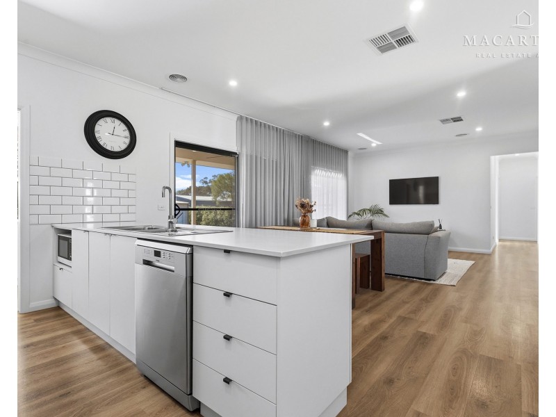 8 Pine Court, Springvale NSW 2650