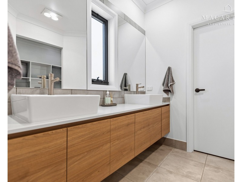 8 Pine Court, Springvale NSW 2650