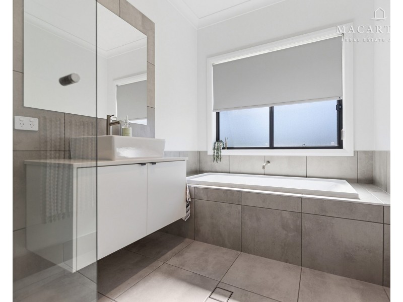 8 Pine Court, Springvale NSW 2650