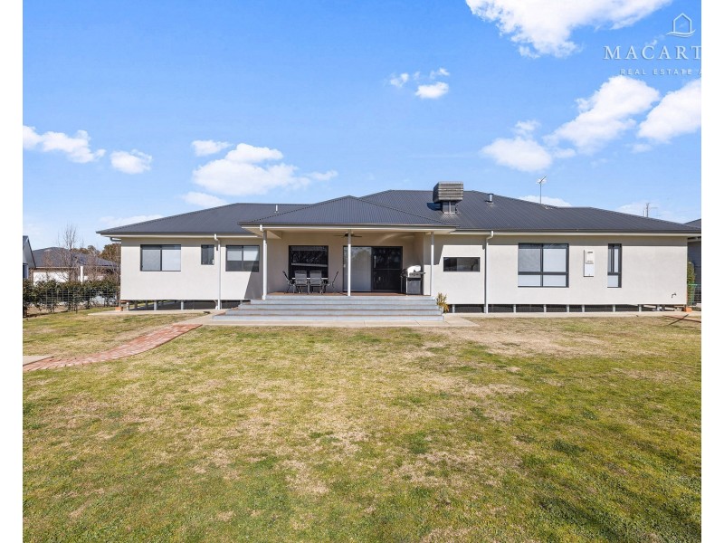 8 Pine Court, Springvale NSW 2650