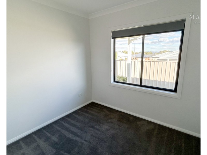 1/77 Coppabella Drive, Gobbagombalin NSW 2650