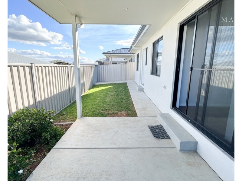 1/77 Coppabella Drive, Gobbagombalin NSW 2650