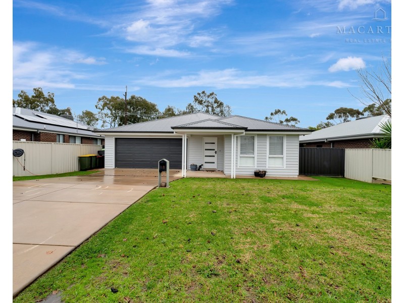 18 Peacock Drive, Turvey Park NSW 2650