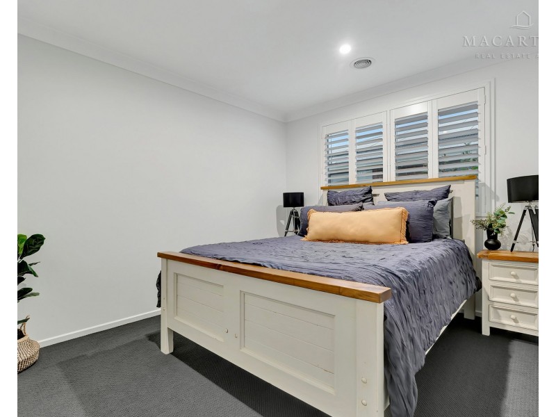 18 Peacock Drive, Turvey Park NSW 2650