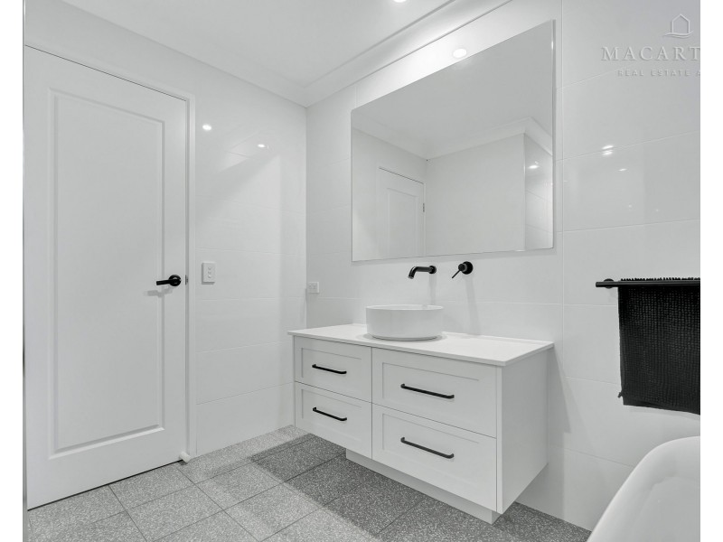 18 Peacock Drive, Turvey Park NSW 2650