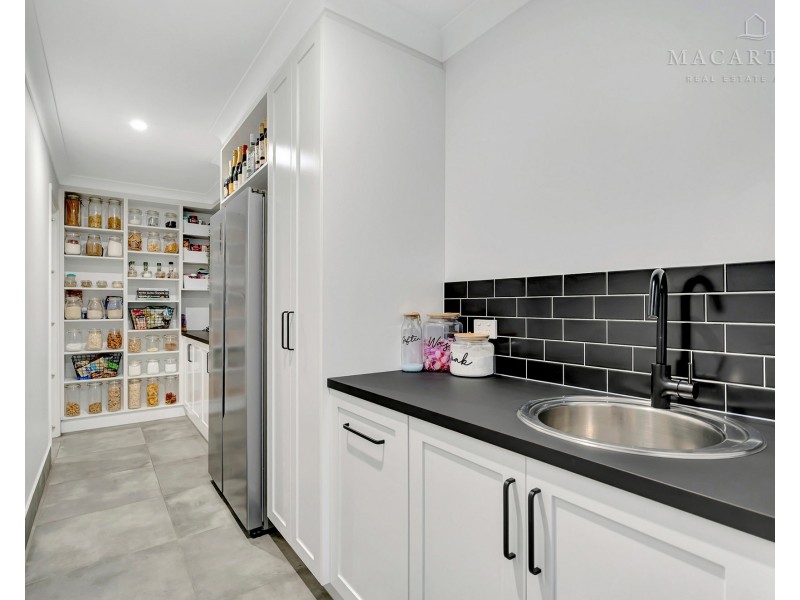 18 Peacock Drive, Turvey Park NSW 2650