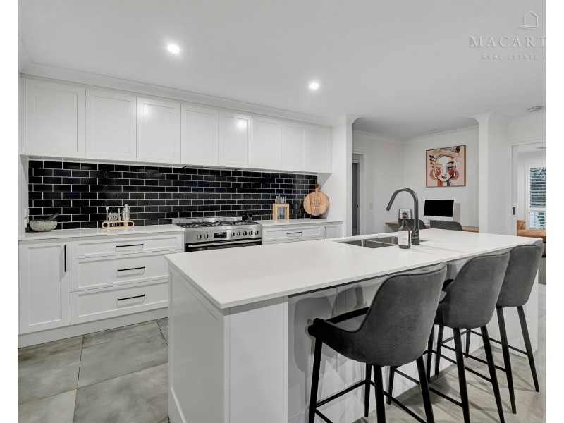 18 Peacock Drive, Turvey Park NSW 2650