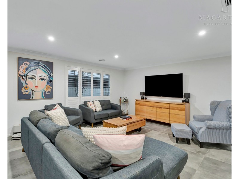 18 Peacock Drive, Turvey Park NSW 2650