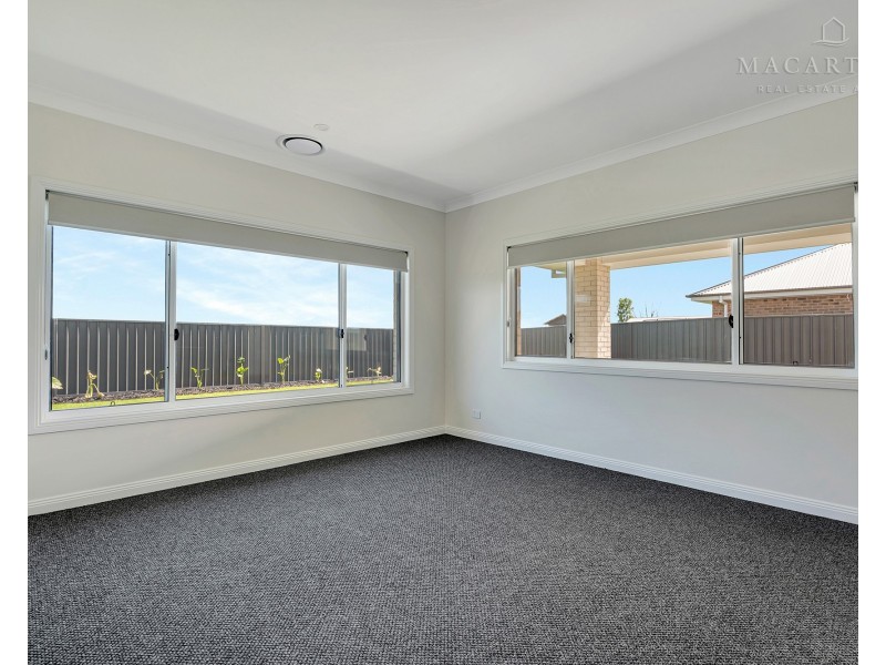42 Blackwood Circuit, Forest Hill NSW 2651