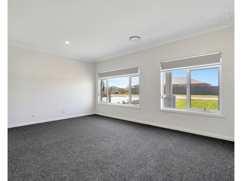 42 Blackwood Circuit, Forest Hill NSW 2651