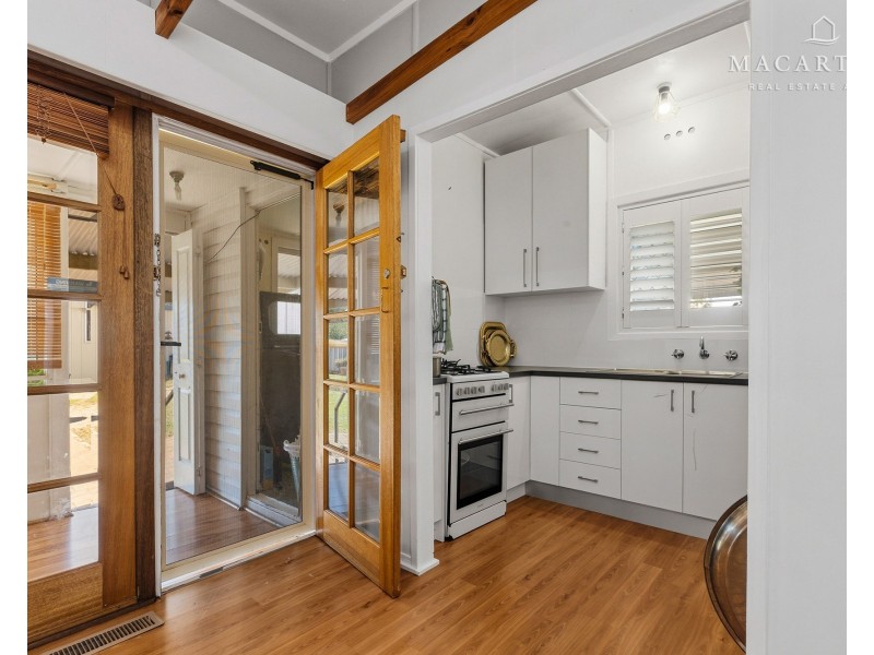 156 Macleay Street, Mount Austin NSW 2650
