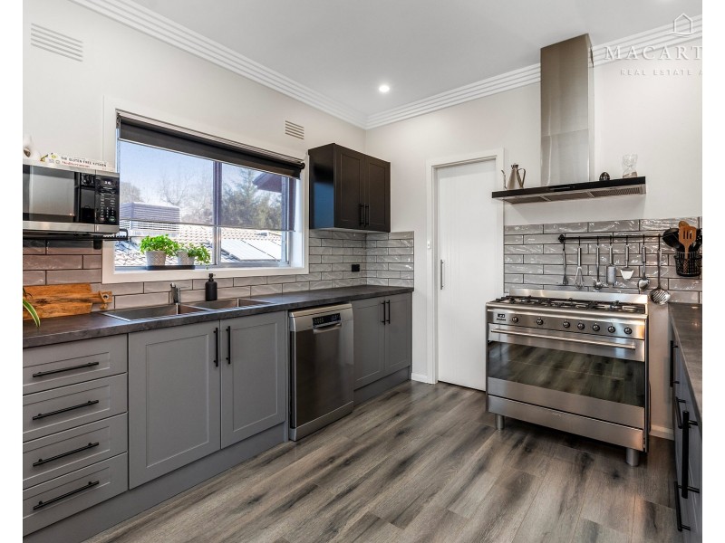 11 Bellevue Parade, Kooringal NSW 2650