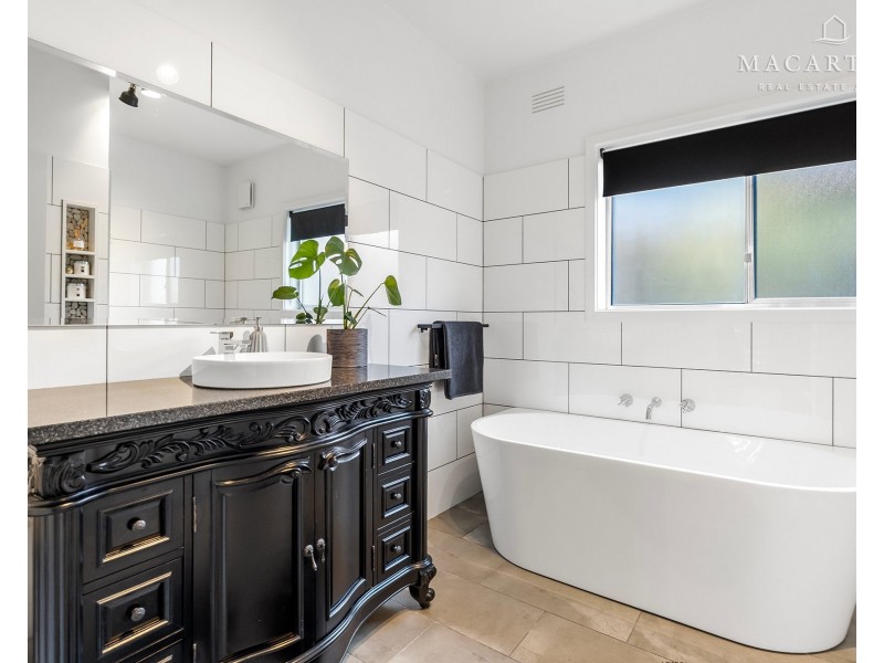11 Bellevue Parade, Kooringal NSW 2650