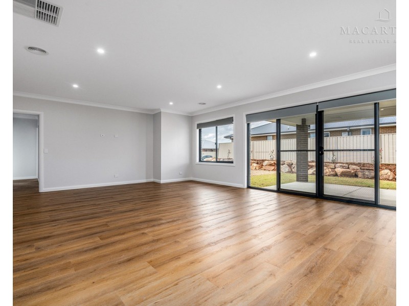 3 Edgar Place, Gobbagombalin NSW 2650