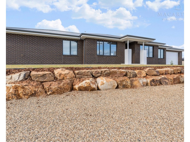 3 Edgar Place, Gobbagombalin NSW 2650