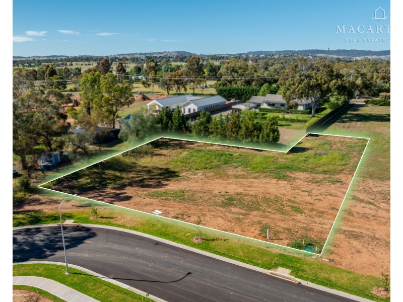 26 Geebung Loop, Lake Albert NSW 2650