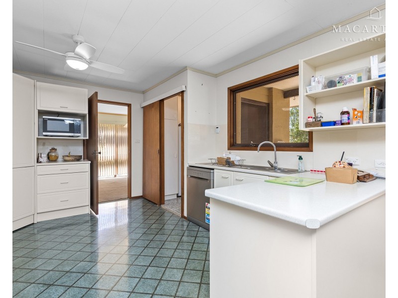 74 Balmoral Cresent, Lake Albert NSW 2650
