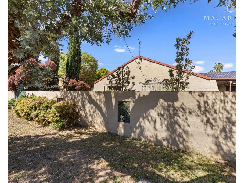 74 Balmoral Cresent, Lake Albert NSW 2650