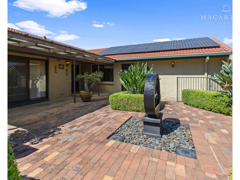74 Balmoral Cresent, Lake Albert NSW 2650