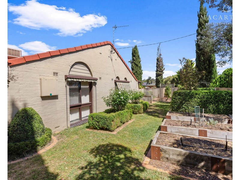 74 Balmoral Cresent, Lake Albert NSW 2650