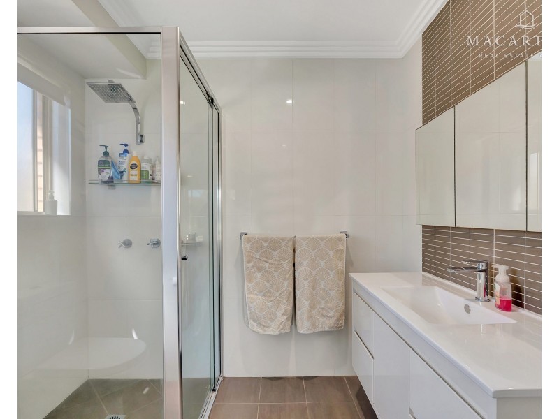 18 Gidgee Place, Glenfield Park NSW 2650