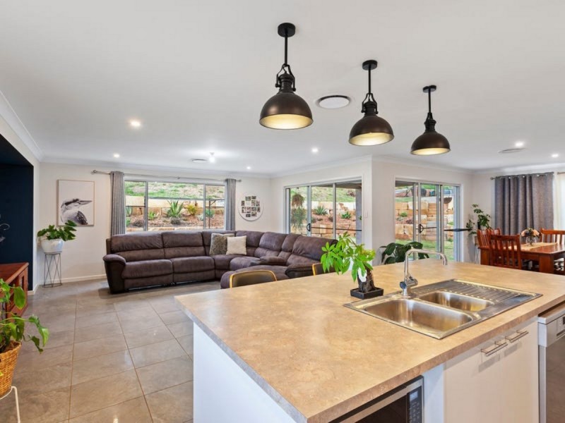 17 Skyline Drive, Withcott QLD 4352