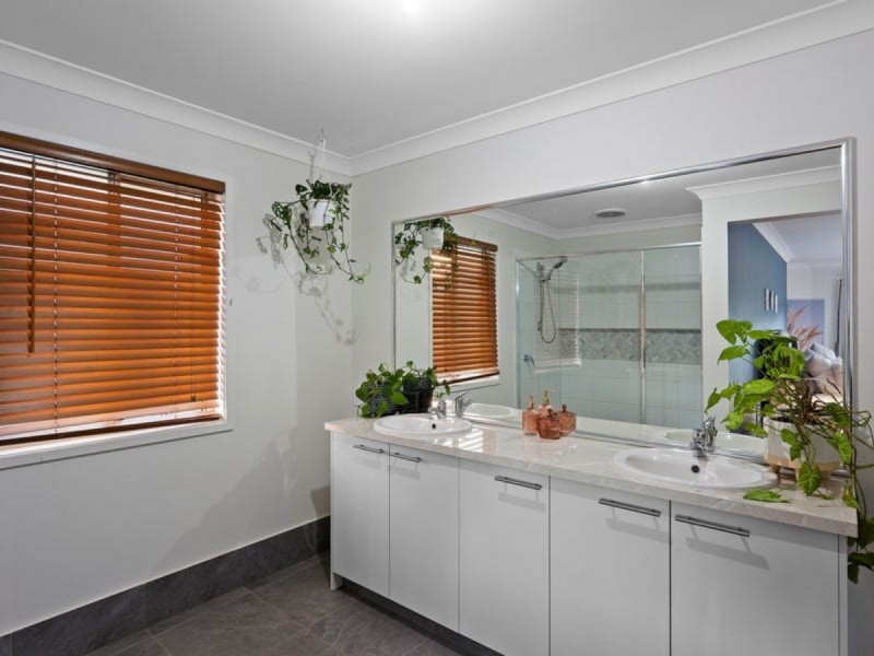17 Skyline Drive, Withcott QLD 4352