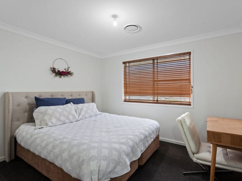 17 Skyline Drive, Withcott QLD 4352